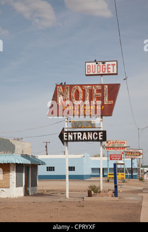 Il vecchio percorso 66 attraverso Winslow, Arizona, con segno per la ormai defunta Budget Motel. Foto Stock