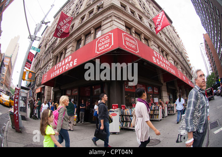 Ci sono oltre 18 miglia di libri a The Strand Bookstore di New York quartiere di Greenwich Village Foto Stock