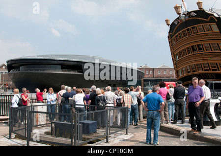 La nuova Mary Rose Exhibition Hall a fianco di HMS Victory a Portsmouth Historic Dockyard Southern England Regno Unito apertura 2012 Foto Stock