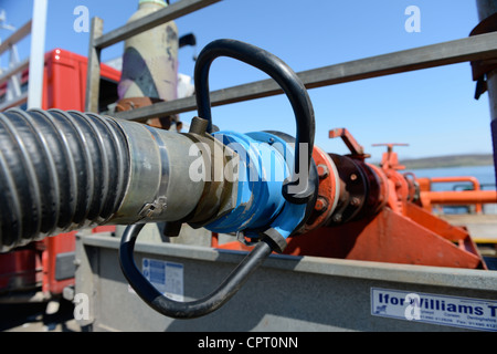 Nave di bunkeraggio e il dosaggio di gasolio marino a Lerwick Shetland Foto Stock