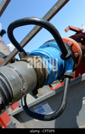 Nave di bunkeraggio e il dosaggio di gasolio marino a Lerwick Shetland Foto Stock
