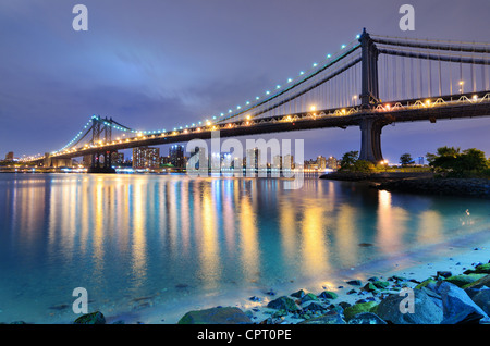 Manhattan Bridge spanning l'East River verso Manhattan a New York City. Foto Stock