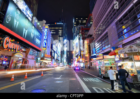 42Nd St corre verso Times Square a New York New York. Foto Stock