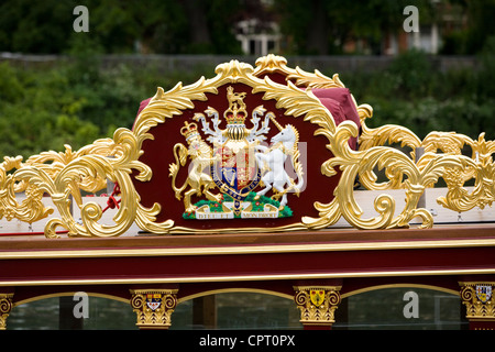 La regina / Queen Elizabeth / Elizabeth Rex Royal Crest / cypher sul lato del Queen's Royal Barge " Vincenzo". Regno Unito. Foto Stock