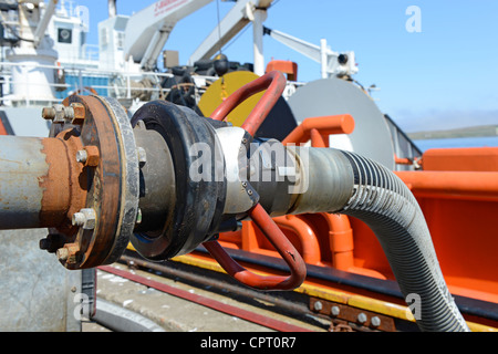 Nave di bunkeraggio e il dosaggio di gasolio marino a Lerwick Shetland Foto Stock