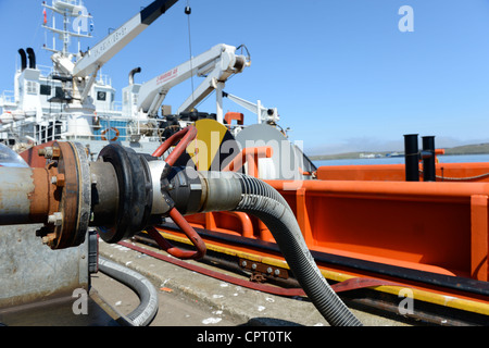 Nave di bunkeraggio e il dosaggio di gasolio marino a Lerwick Shetland Foto Stock