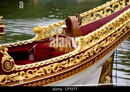 Close up / dettagli della decorazione sulla parte anteriore / prua del Queen's Royal Barge " Vincenzo' a posti barca a Richmond Upon Thames. Regno Unito Foto Stock