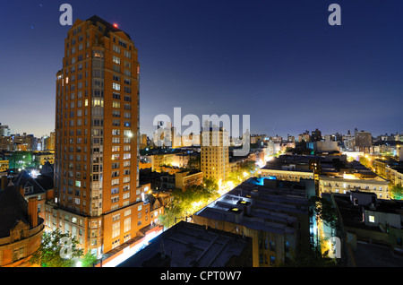 Skyline di edifici residenziali in Upper West Side di Manhattan di notte Foto Stock