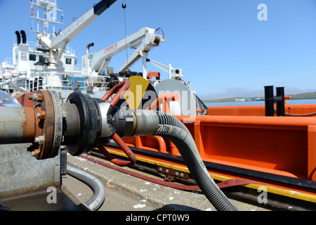 Nave di bunkeraggio e il dosaggio di gasolio marino a Lerwick Shetland Foto Stock