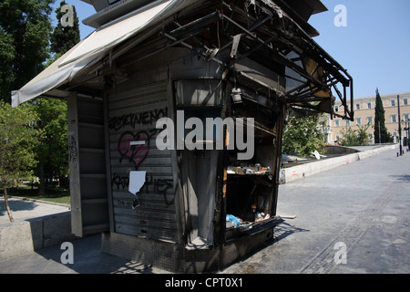 Un chiosco danneggiato nel Greco proteste in Piazza Syntagma. Foto Stock