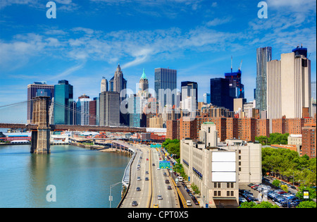 Ponte di Brooklyn abbraccia l'East River verso la parte inferiore di Manhattan a New York City. Foto Stock