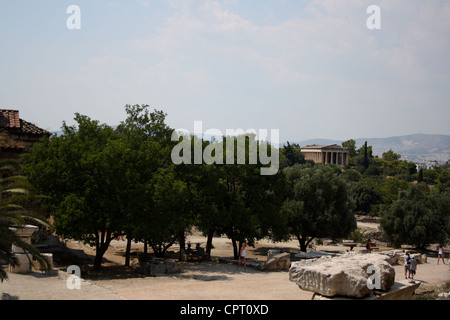 Rovine greche con il Tempio di Efesto in background. Foto Stock