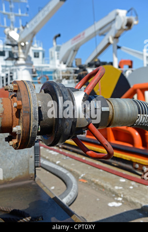 Nave di bunkeraggio e il dosaggio di gasolio marino a Lerwick Shetland Foto Stock