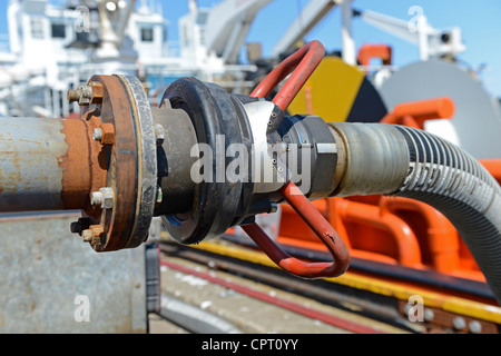 Nave di bunkeraggio e il dosaggio di gasolio marino a Lerwick Shetland Foto Stock