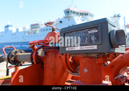 Nave di bunkeraggio e il dosaggio di gasolio marino a Lerwick Shetland Foto Stock