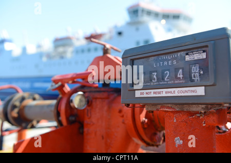 Nave di bunkeraggio e il dosaggio di gasolio marino a Lerwick Shetland Foto Stock
