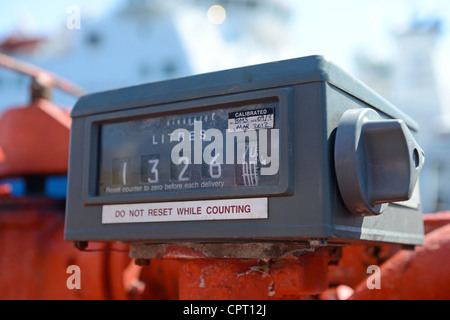 Nave di bunkeraggio e il dosaggio di gasolio marino a Lerwick Shetland Foto Stock