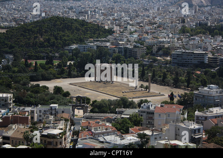 Una vista di Atene con il Tempio di Zeus Olympia. Foto Stock