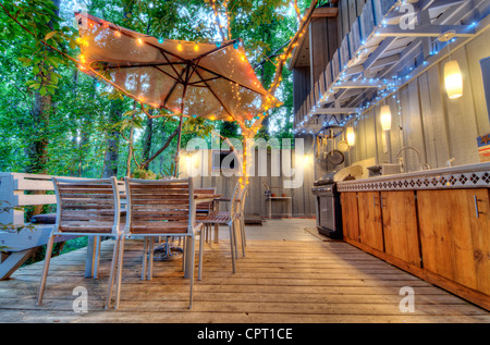 Bella casa veranda sul retro nel bosco Foto Stock