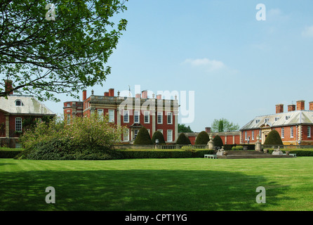 Facciata del Cottesbrooke Hall, una casa signorile del XVIII secolo nel villaggio di Cottesbrooke Northamptonshire, Regno Unito Foto Stock