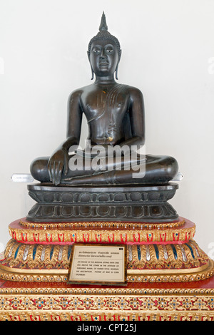 Immagine del Buddha (l'atteggiamento di soggiogare Mara), Wat Benchamabophit (Tempio in marmo), Banglamphu, Bangkok, Thailandia Foto Stock