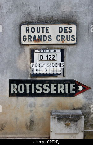 Cartello stradale nel villaggio di Gevrey Chambertin, Borgogna, Francia. Il villaggio è la patria dei famosi vini Grand Cru. Foto Stock