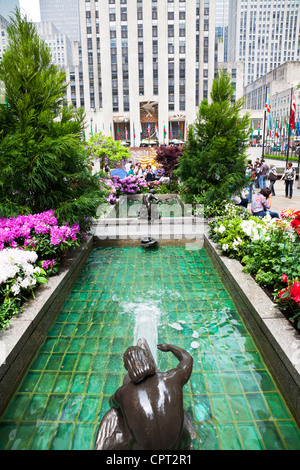 Chiudere dettaglio di una delle molte fontane che vi conducono al Rockefeller Center di New York City Manhattan Midtown Foto Stock