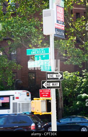 Strada segno per Bleeker Street e Avenue of the Americas in Manhattan Greenwich Village di New York City Foto Stock