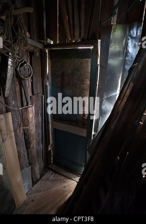 Il vecchio fienile grunge interno con chiusura porte in legno Foto Stock