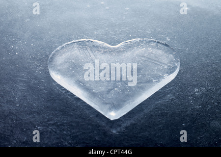 Un pezzo di ghiaccio conformato come un cuore. Foto Stock