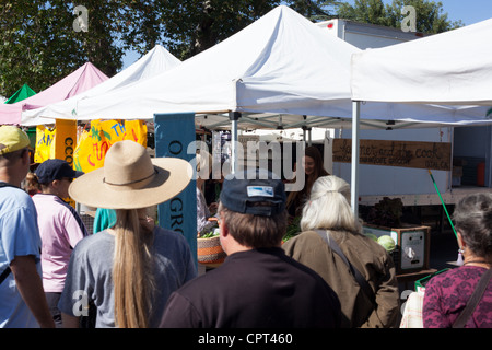 Scene del mercato agricolo USA Ojai della California di domenica, dove tutti i prodotti e le merci sono coltivati organicamente Foto Stock