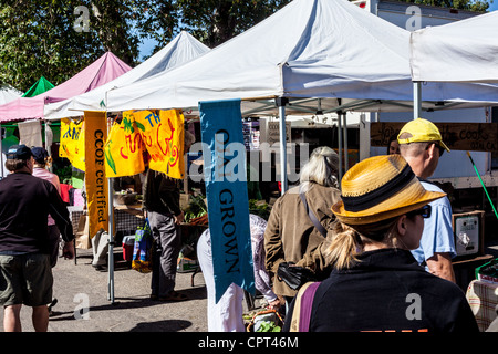 Scene del mercato agricolo USA Ojai della California di domenica, dove tutti i prodotti e le merci sono coltivati organicamente Foto Stock