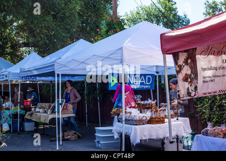 Scene del mercato agricolo USA Ojai della California di domenica, dove tutti i prodotti e le merci sono coltivati organicamente Foto Stock