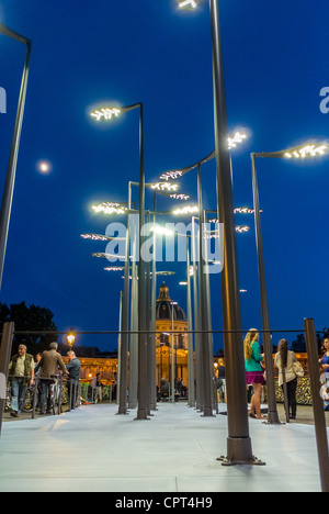 Parigi, Francia, Mostra pubblica di illuminazione a LED a basso consumo energetico, lampi stradali, Design di Jean Michel Wilmotte, per Designer's Days Show, realizzato da GHM e Eclatec Co., sul Pont des Arts. Ponte sul fiume Senna. Luci notturne energia sostenibile Foto Stock