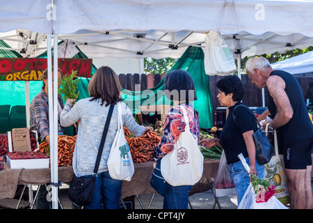 Scene del mercato agricolo USA Ojai della California di domenica, dove tutti i prodotti e le merci sono coltivati organicamente Foto Stock