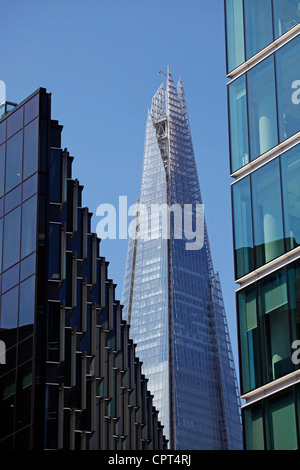 Parte superiore del grattacielo Shard aka il London Bridge Tower e vetri di edifici per uffici a Londra, Inghilterra Foto Stock