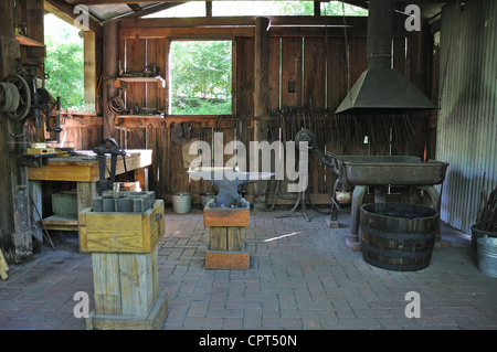 Log Cabin Village Museum, Fort Worth, Texas, Stati Uniti d'America - negozio di fabbro ferraio Foto Stock