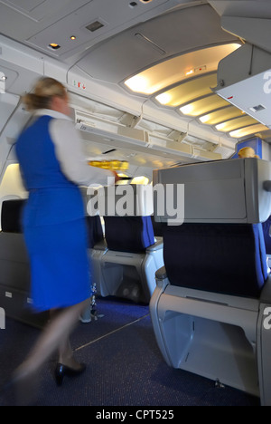 Una KLM membro di equipaggio che serve bevande di preflight in business class, Amsterdam NL Foto Stock