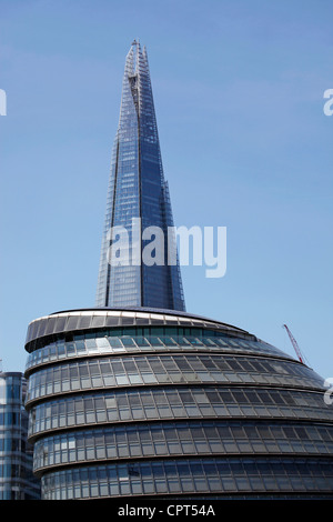 Parte superiore del grattacielo Shard aka il London Bridge Tower e vetri di edifici per uffici a Londra, Inghilterra Foto Stock