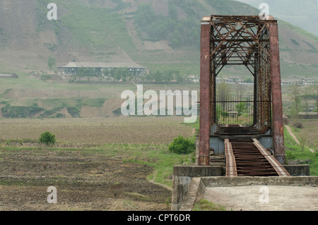 JI'an, Jilin, Cina; 20/05/2012. Vista nella Corea del Nord attraverso il fiume Yalu e inutilizzato un vecchio incrocio ferroviario a Qingshi. Foto Stock