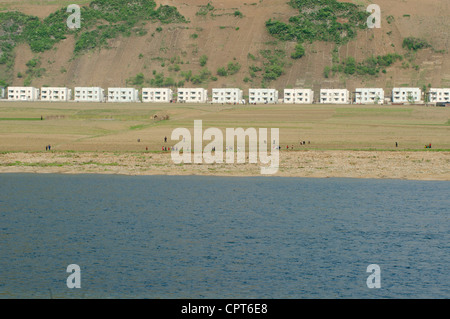 JI'an, Jilin, Cina; 20/05/2012. Corea del Nord i bambini sono visti lavorare e camminare lungo le rive del fiume Yalu. Foto Stock