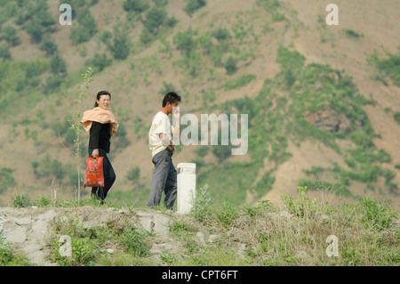 JI'an, Jilin, Cina; 20/05/2012. Un nord coreano giovane è camminare lungo le rive del fiume Yalu. Foto Stock