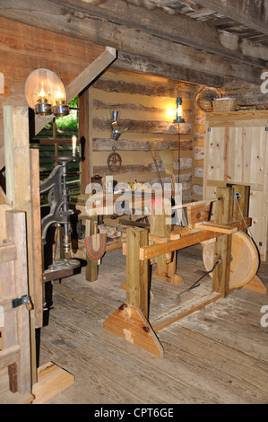 Log Cabin Village Museum, Fort Worth, Texas, Stati Uniti d'America - vecchia bottega Foto Stock