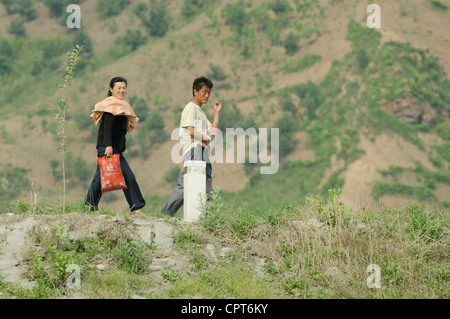 JI'an, Jilin, Cina; 20/05/2012. Un nord coreano giovane è camminare lungo le rive del fiume Yalu. Foto Stock