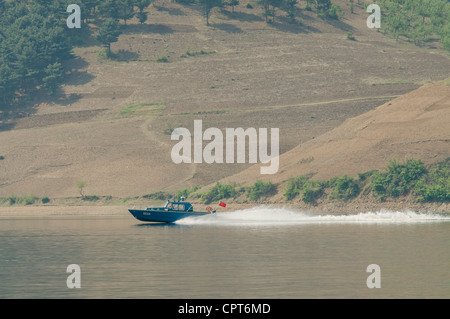 JI'AN, JILIN, CINA; 20/05/2012. Una pattuglia cinese si sta muovendo a monte lungo il fiume Yalu che divide la Cina e la Corea del Nord. © Olli Geibel Foto Stock