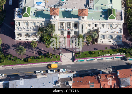 VEDUTA AEREA. Facciata del casinò di Sanremo. Provincia di Imperia, Riviera Italiana, Liguria, Italia. Foto Stock