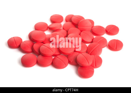 Pila di pillole di rosso su sfondo bianco. Foto Stock