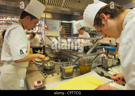 Philippe MILLE, 1 Stella Michelin per Les Crayeres Relais & Châteaux., la brigata al lavoro nella cucina del Relais 1& Ch Foto Stock