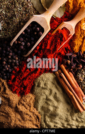 Sfondo con diverse spezie esotiche Foto Stock