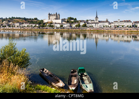 La città di Saumur riflettendo nel fiume Loira su una soleggiata mattina d'estate. Foto Stock